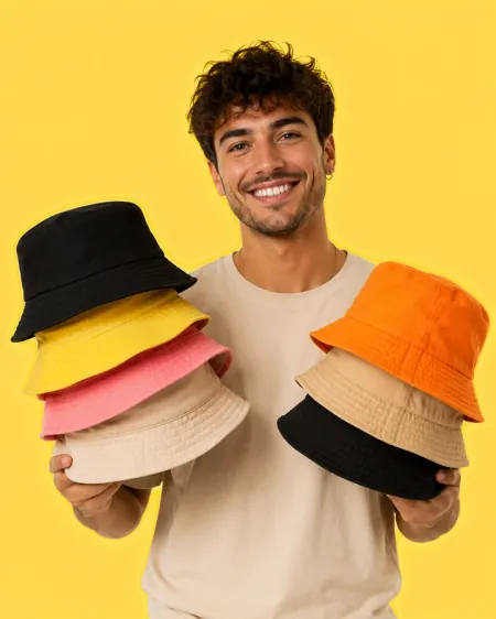 Renkli bucket şapkalarını taşıyan mayners satıcısı